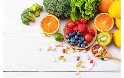 Frutas e vegetais representando a importância de vitaminas e minerais na dieta