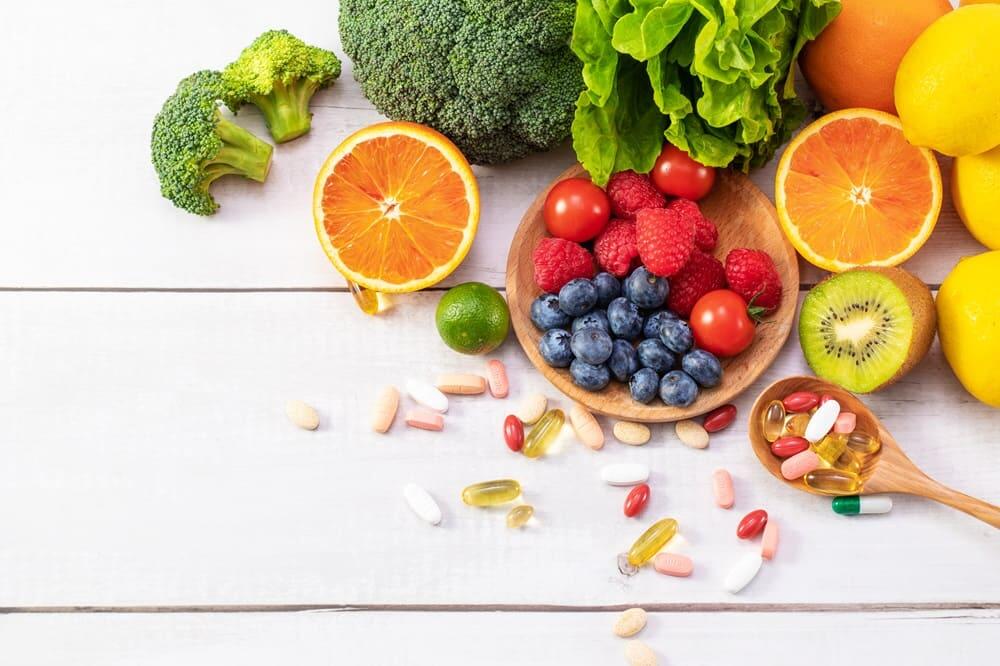 Frutas e vegetais representando a importância de vitaminas e minerais na dieta