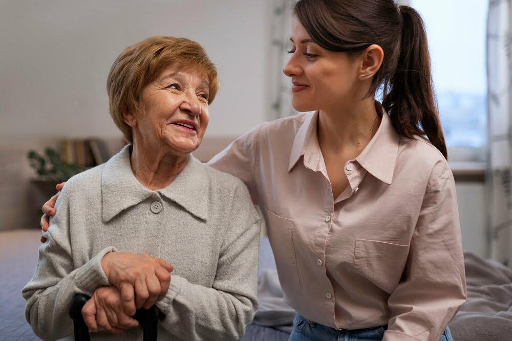 Idosa conversando com cuidadora de idosos