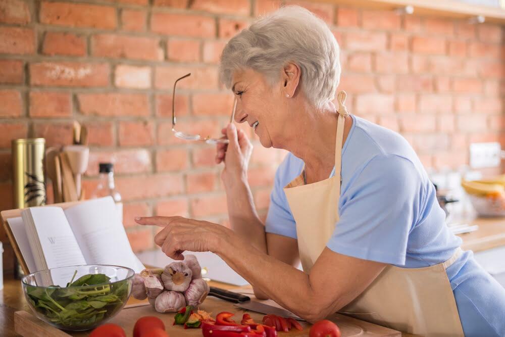 Idosa escolhendo o melhor suplemento nutricional para idosos, o Nutren