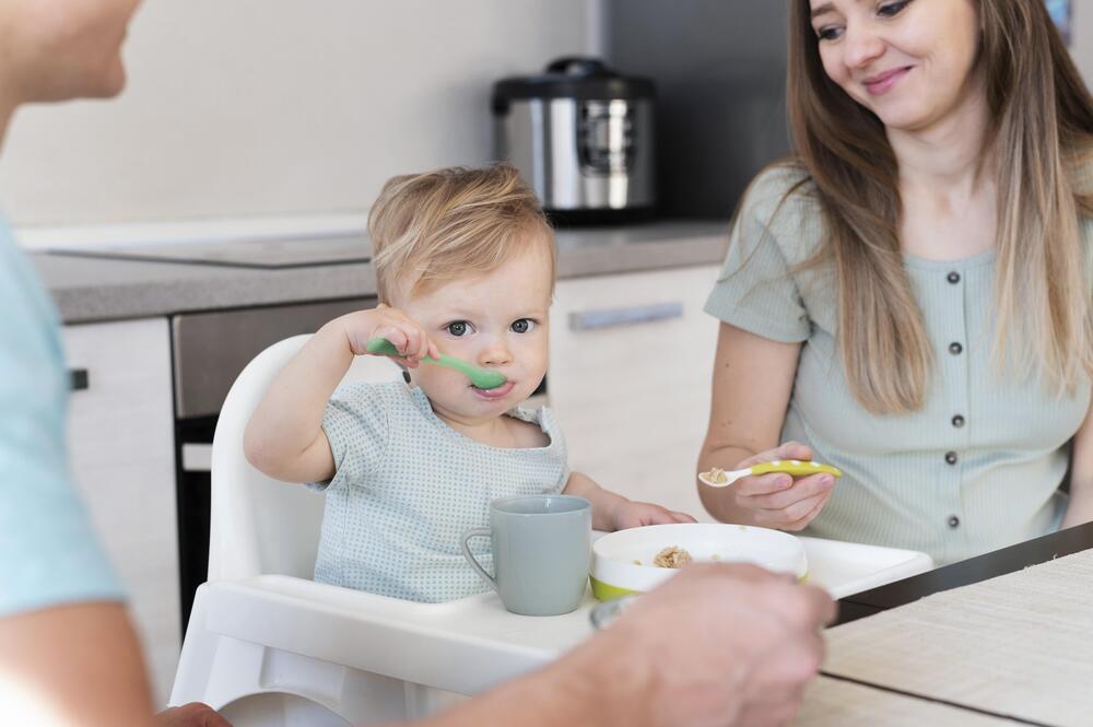 Criança se alimentando com terapia nutricional enteral